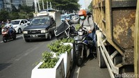 Sebagian dari yang lain bersabar menunggu satu persatu motor melintas di samping truk.