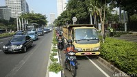 Meski jalan tak terlalu macet para pengendara motor ini justru memilih jalur sepeda.
