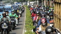 Lalu lintas di jalur itu pun tersendat.