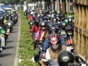 Ups... Pemotor Ini Nyelonong di Jalur Sepeda Tapi Terhambat Truk Taman