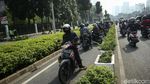 Ups... Pemotor Ini Nyelonong di Jalur Sepeda Tapi Terhambat Truk Taman