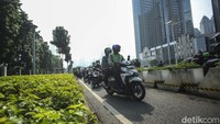 Mereka putar arah dan melawan arus di jalur sepeda.