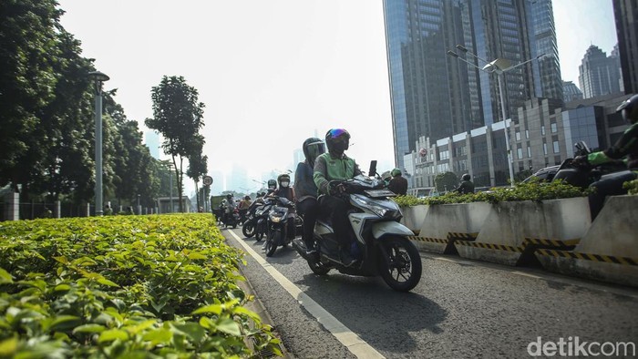 Sejumlah pemotor memutar balik arah kendaraannya di Jalan Jendral Sudirman, Jakarta, Rabu (31/8/2022). Aksi tersebut akibat jalur sepeda yang tersumbat truk Dinas Pertamanan dan Hutan Kota DKI Jakarta yang tengah bekerja.