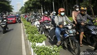 Sejumlah pengendara motor nekat menerobos jalur sepeda di Jalan Sudirman, Jakarta, Rabu (31/8) sekitar pukul 08.30 WIB.