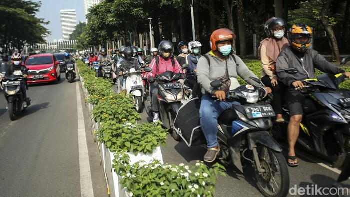 Sejumlah pemotor memutar balik arah kendaraannya di Jalan Jendral Sudirman, Jakarta, Rabu (31/8/2022). Aksi tersebut akibat jalur sepeda yang tersumbat truk Dinas Pertamanan dan Hutan Kota DKI Jakarta yang tengah bekerja.