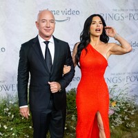 Kesan seksi juga ditonjolkan lewat belahan pada bagian rok. Tampak sandal heels perak berkilaun ikut melengkapi gaya perempuan 52 tahun itu. (Foto: Samir Hussein/WireImage)