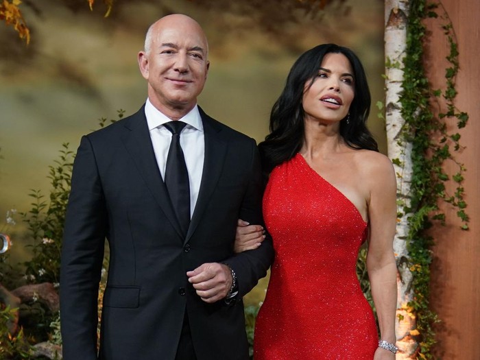 Jeff Bezos and Laura Sanchez attending the global premiere of The Lord of the Rings: The Rings of Power, at Odeon Leicester Square, London. Picture date: Tuesday August 30, 2022. (Photo by Yui Mok/PA Images via Getty Images)