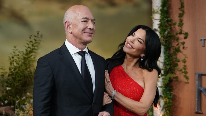 Jeff Bezos and Lauren Sanchez attending the global premiere of The Lord of the Rings: The Rings of Power, at Odeon Leicester Square, London. Picture date: Tuesday August 30, 2022. (Photo by Yui Mok/PA Images via Getty Images)