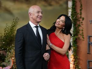 Gaya Manglingi Jeff Bezos di Coachella, Pakai Kemeja Rp 100 Ribuan