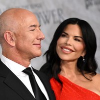Lauren tampak memberikan tatapan mesra kepada Jeff Bezos. Pasangan ini pertama kali bertemu karena pekerjaan. Bezos pernah membayar Lauren, seorang reporter sekaligus pilot bersertifikat, untuk menerbangkan helikopternya pada 2016. Kala itu, mereka masih menikah dengan pasangan masing-mainsg. (Foto: Jeff Spicer/Getty Images for Pri/Jeff Spicer)