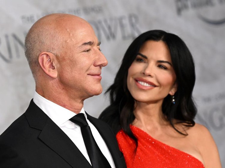 LONDON, ENGLAND - AUGUST 30: Jeff Bezos, Founder and Executive Chairman Lauren Sánchez attend The Lord of the Rings: The Rings of Power
