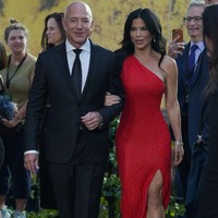 Rangkaian acara pemutaran perdana serial The Lord of the Rings: The Rings of Power yang diproduksi Amazon Prime berlanjut di London, Inggris, Selasa (30/8/2022). Pendiri Amazon Jeff Bezos pun tak melewatkan acara ini. Ia datang bersama sang kekasih, Lauren Sanchez. (Foto: PA Images via Getty Images/Yui Mok)