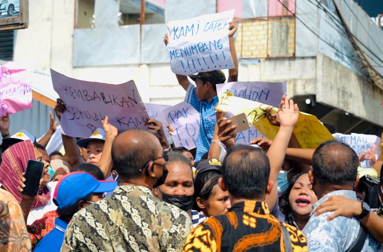 Sejumlah warga berdemo di Kantor Pos Cabang Sentani Kabupaten Jayapura, saat Presiden Joko Widodo (Jokowi) beserta rombongan akan melanjutkan perjalan menuju Pasar Kampung Doyo Baru, Kabupaten Jayapura, Rabu (31/8/2022). Mereka berdemo karena adanya pentupan sekolah anak mereka dipalang karena tanah ulayat. (Foto: Laily Rachev - Biro Pers Sekretariat Presiden)