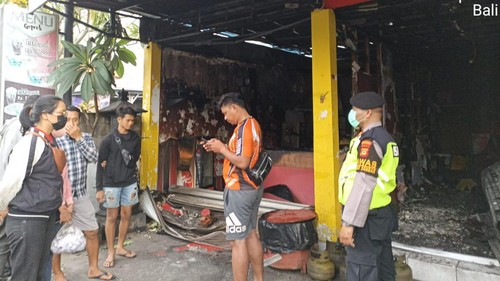 Kebakaran terjadi di tempat makan ACK di Jalan Tunjung Sari, Desa Padangsambian Kaja, Kecamatan Denpasar Barat, Kota Denpasar.