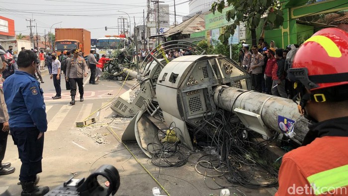 Kecelakaan truk di Bekasi terjadi pada Rabu (31/8/2022). Truk tersebut menabrak sebuah halte, kemudian lanjut menabrak tiang di lokasi kejadian.
