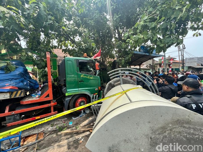 Kecelakaan truk di Bekasi terjadi pada Rabu (31/8/2022). Truk tersebut menabrak sebuah halte, kemudian lanjut menabrak tiang di lokasi kejadian.