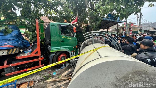Kecelakaan truk di Bekasi terjadi pada Rabu (31/8/2022). Truk tersebut menabrak sebuah halte, kemudian lanjut menabrak tiang di lokasi kejadian.