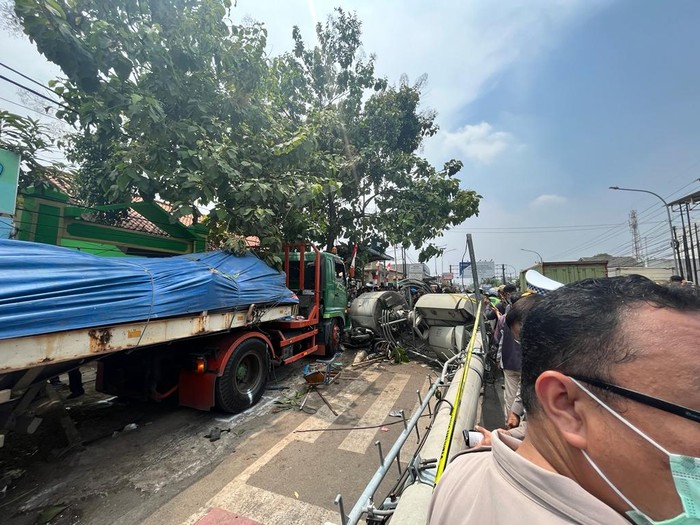Kecelakaan Truk Maut di Bekasi: 10 Orang Tewas, 13 Dirawat di RS Ananda

Kecelakaan maut terjadi di Jalan Sultan Agung, Kota Bekasi, Jawa Barat (Jabar). Informasi terbaru, 10 orang dilaporkan tewas.

“Benar (korban dievakuasi ke RS Ananda), sekarang masih berlangsung penanganan di IGD,” kata petugas front office RS Ananda Bekasi, Mutia, saat dikonfirmasi detikcom, Rabu (31/8/2022).

Mutia mengatakan tercatat 16 korban dievakuasi ke RS Ananda Bekasi. Menurut Mutia, 16 korban terdiri dari 13 luka-luka dan 3 tewas. Belum ada keterangan lokasi 7 jenazah lainnya. 

“Ada 16 orang (di RS Ananda, red), yang meninggal 3 orang,” ucap Mutia.

Sebuah truk menabrak tiang di dekat SD di Jalan Sultan Agung, Kranji, Bekasi. Kondisi di lokasi ramai dipenuhi warga usai kecelakaan tersebut. 

Foto lokasi kecelakaan itu diunggah di akun Twitter @TMCPoldaMetro seperti dilihat, Rabu (30/8/2022). TMC Polda Metro menyampaikan tiang yang ditabrak truk trailer itu merupakan tiang BTS. 

