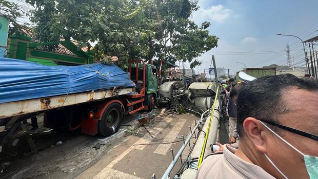 Kecelakaan Truk Maut di Bekasi: 10 Orang Tewas, 13 Dirawat di RS AnandaKecelakaan maut terjadi di Jalan Sultan Agung, Kota Bekasi, Jawa Barat (Jabar). Informasi terbaru, 10 orang dilaporkan tewas.