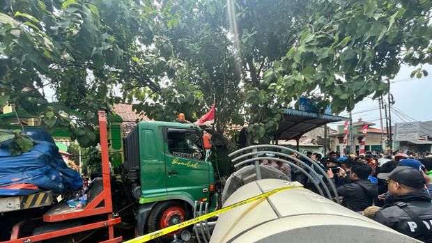 Kecelakaan Truk Maut di Bekasi: 10 Orang Tewas, 13 Dirawat di RS AnandaKecelakaan maut terjadi di Jalan Sultan Agung, Kota Bekasi, Jawa Barat (Jabar). Informasi terbaru, 10 orang dilaporkan tewas.