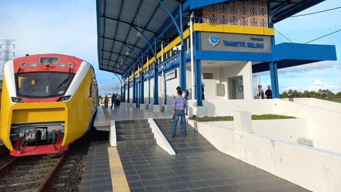 Keren Banget! Potret Kereta Pertama di Sulawesi yang Beroperasi Oktober Kereta pertama di Sulawesi yakni Makassar-Parepare akan beroperasi pada Oktober 2022.