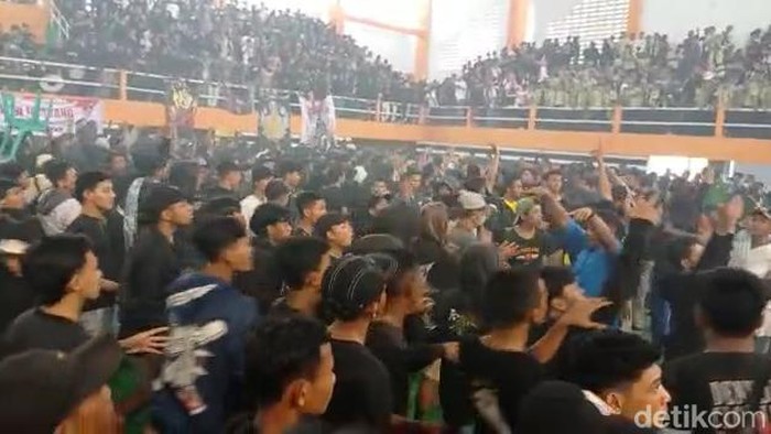 Kericuhan laga bola voli Bupati Cup di Jombang