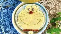 Ada juga kreasi es krim yang dibentuk menjadi Doraemon. Warna biru Doraemon berasal dari rasa es krim mint chocolate. Foto: Instagram @saori_art329