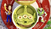 Para penyuka Toy Story, mungkin kalian senang melihat es krim ini! Es krim cup dibentuk menjadi Three Little Aliens yang sangat mirip dengan karakter di film. Foto: Instagram @saori_art329