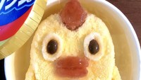 Lucu banget! Es krim cup dibentuk jadi anak ayam. Jambul nya pun dibuat dari potongan buah semangka. Sementara mulutnya dari jeli berwarna merah. Foto: Instagram @saori_art329