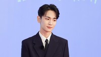 Ia tampil menawan dengan setelan jas hitam. Foto: (dok. SM Entertainment)
