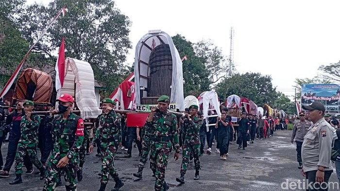 Kirab kebangsaan festival Jenderal Soedirman di Kabupaten Purbalingga, Rabu (31/8/2022).