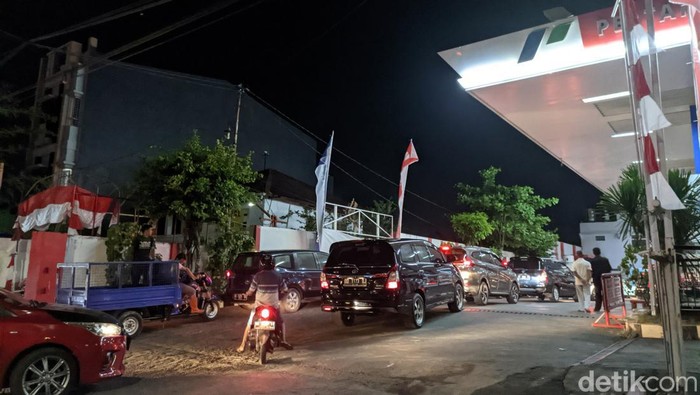 Kondisi antrean di SPBU Jalan Veteran Selatan, Makassar. Kondisi antrean di SPBU Jalan Veteran Selatan, Makassar.