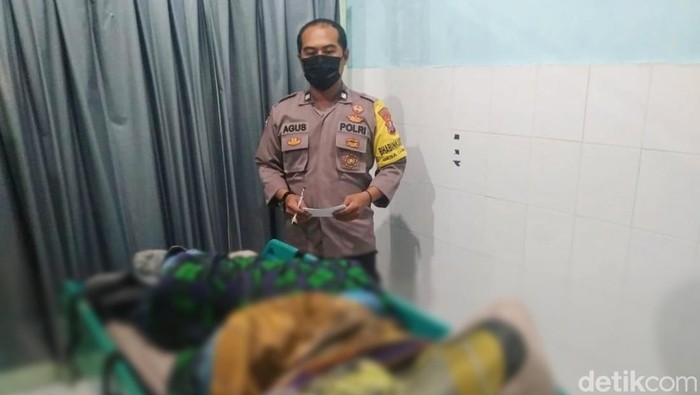 Korban penambang yang tewas di kawah ijen dievakuasi