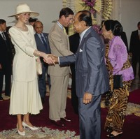 Pangeran Charles dan Putri Diana disambut Presiden Soeharto di Istana Merdeka. Pertama kali menapakkan kaki di Indonesia, Putri Diana berbalut blus krem dan rok lipit maksi senada rancangan desainer Inggris Catherine Walker. Hampir semua pakaian Putri Diana untuk tur Indonesia ini dirancang oleh Catherine yang karyanya sekarang kerap menemani gaya Kate Middleton, istri dari Pangeran William. (Foto: Tim Graham Photo Library via Getty Images)