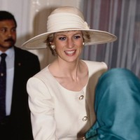 Busana hari pertama Putri Diana di Indonesia dilengkapi aksesori pendukung. Salah satunya anting mutiara yang senada dengan kancing blusnya. Tidak ketinggalan topi boater yang dipermanis dengan aksen bandana bermutiara nan elegan. (Foto: Getty Images/Princess Diana Archive)