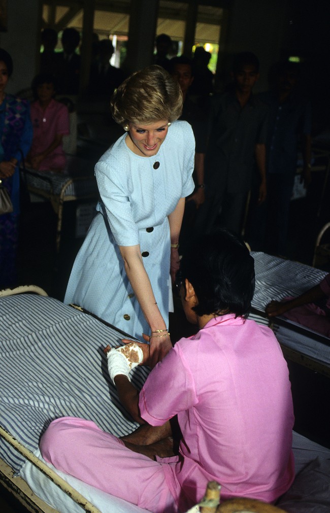 Pada 5 November 1989, Putri Diana menyambangi Rumah Sakit dr. Sitanala di Tangerang, Banten, untuk bertemu para penderita penyakit kusta. Dengan shirt dress biru pastel, ia menyalami para pasien. Momen tersebut mematahkan mitos bahwa penyakit kulit tersebut bisa langsung menular jika terjadi kontak fisik. (Foto: Getty Images/Anwar Hussein)