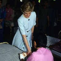 Pada 5 November 1989, Putri Diana menyambangi Rumah Sakit dr. Sitanala di Tangerang, Banten, untuk bertemu para penderita penyakit kusta. Dengan shirt dress biru pastel, ia menyalami para pasien. Momen tersebut mematahkan mitos bahwa penyakit kulit tersebut bisa langsung menular jika terjadi kontak fisik. (Foto: Getty Images/Anwar Hussein)
