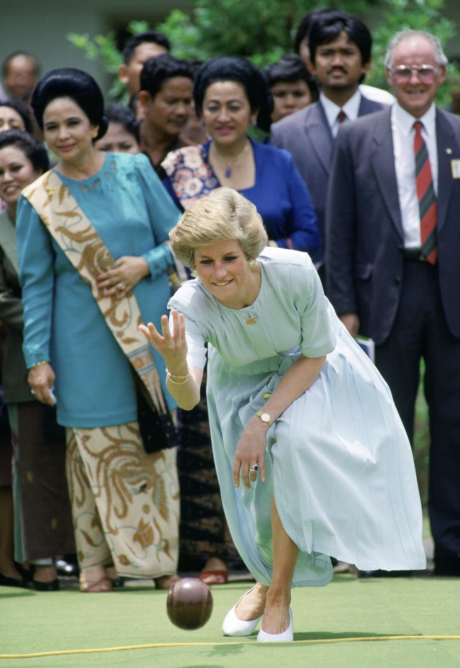 Busana karya Catherine Walker ini terbuat dari material yang ringan sehingga Putri Diana lebih bebas bergerak. Dalam kesempatan tersebut, Diana sempat diajak bemain bola bowling tradisional di halaman rumah sakit. (Foto: Tim Graham Photo Library via Getty Images)