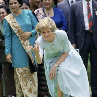 Busana karya Catherine Walker ini terbuat dari material yang ringan sehingga Putri Diana lebih bebas bergerak. Dalam kesempatan tersebut, Diana sempat diajak bemain bola bowling tradisional di halaman rumah sakit. (Foto: Tim Graham Photo Library via Getty Images)