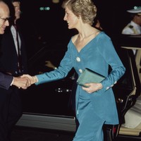 Putri Diana memilih blus biru dengan bahu terbuka dari Catherine Walker saat menghadiri acara yang digelar Kedutaan Inggris di Hotel Borobudur, Jakarta. Bahan velvet semakin mempertegas aura mewahnya. Menemani gayanya, sebuah clutch satin bewarna senada. (Foto: Tim Graham Photo Library via Getty Images)