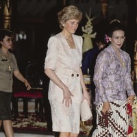 Tur di Indonesia juga mencakup kunjungan ke Yogyakarta. Bertemu keluarga Sultan Hamengkubuwana X, ia memakai setelan rok bermotif floral dan kitten heels, berikut clutch senada. (Foto: Getty Images/Tim Graham)