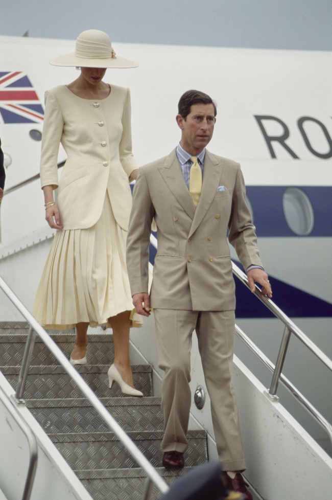 Tepat hari ini 25 tahun lalu Putri Diana meninggal. Semasa hidupnya sebagai istri Pangeran Charles, Putri Diana pernah berkunjung ke Indonesia dalam rangkaian tur Kerajaan Inggris. Pasangan yang baru menikah delapan tahun itu tiba di Jakarta pada 3 November 1989. Kedua putra mereka, Pangeran William dan Harry tak ikut dalam kunjungan ini. (Foto: Tim Graham Photo Library via Getty Images)