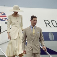 Tepat hari ini 25 tahun lalu Putri Diana meninggal. Semasa hidupnya sebagai istri Pangeran Charles, Putri Diana pernah berkunjung ke Indonesia dalam rangkaian tur Kerajaan Inggris. Pasangan yang baru menikah delapan tahun itu tiba di Jakarta pada 3 November 1989. Kedua putra mereka, Pangeran William dan Harry tak ikut dalam kunjungan ini. (Foto: Tim Graham Photo Library via Getty Images)