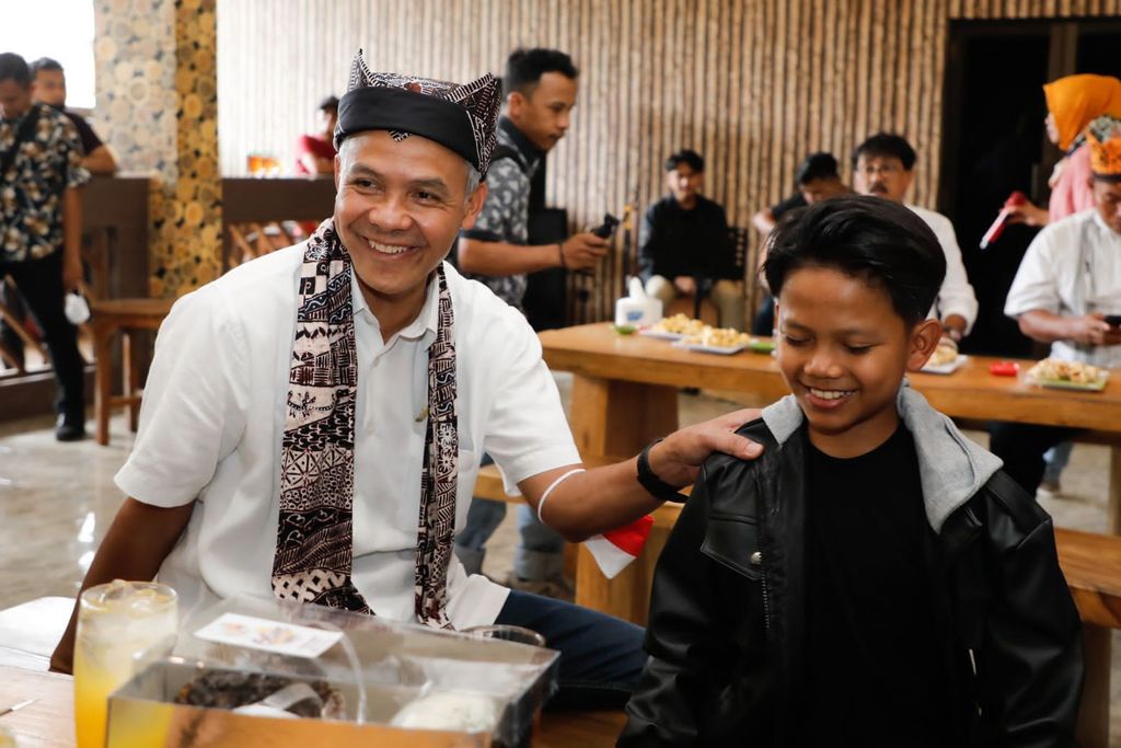 Lagu 'Tugiman' pertama kali dinyanyikan Farel di hadapan Gubernur Jawa Tengah Ganjar Pranowo saat berkunjung ke Banyuwangi, Minggu (28/8). Ternyata, lagu baru Farel