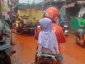 Lumpur Tanah Merah Tutupi Jalan di Gandul Cinere, Lalin Macet