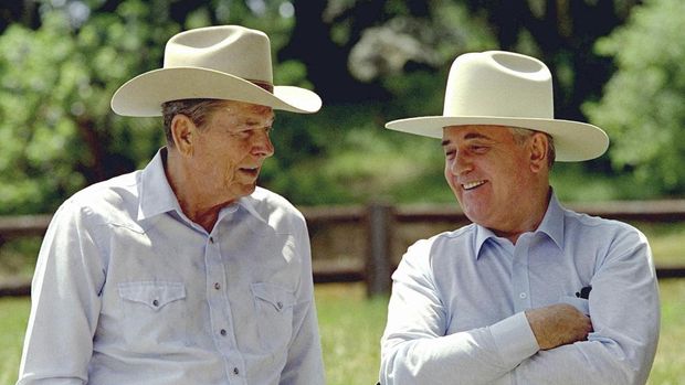 Mantan Presiden Ronald Reagan, kiri, dan mantan Presiden Soviet Mikhail Gorbachev mengenakan topi koboi sambil menikmati momen di Rancho del Cielo Reagan di utara Santa Barbara, California, pada 2 Mei 1992. (AP/Bob Galbraith)
