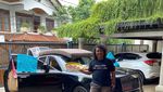 Tingkah Kocak Marshell Widianto saat Jajan Es Teh di Tengah Lapangan