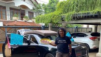 Gayanya sambil membawa rengginanng yang dijemur ini juga bikin ngakak. Latar belakangnya adalah mobil mewah yang dijadikan tempat jempur handuk. Foto: Instagram