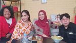 Tingkah Kocak Marshell Widianto saat Jajan Es Teh di Tengah Lapangan