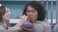 Ini momennya ketika Celine menyuapkan makanan ke Marshell di sebuah acara yang sukses bikin netizen jadi baper. Foto: Instagram